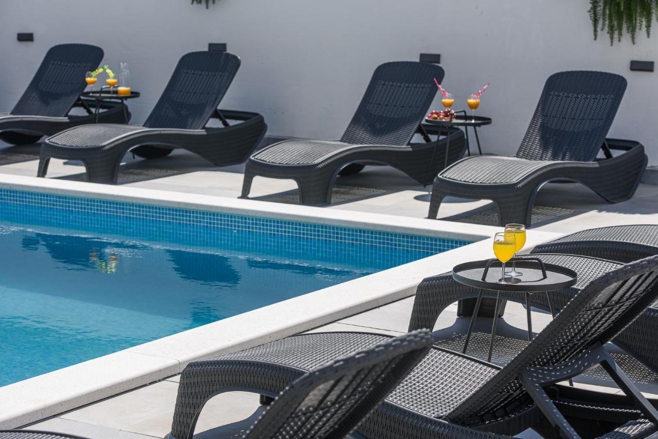 Villa Barbara & Zoran With Heated Swimming Pool سيغيت فغانييتْسا المظهر الخارجي الصورة